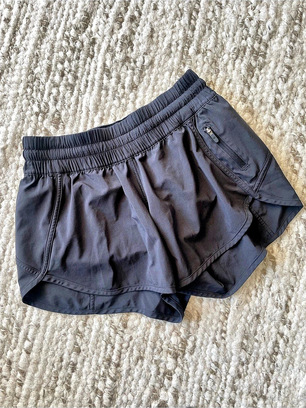 Lululemon Hotty Hot High-Rise Short 4" US 6 Black Athletic Shorts